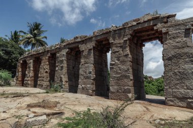 Tungabhadra Nehri 'ndeki Bukki Aqueduct, Hampi, Karnataka, Hindistan.