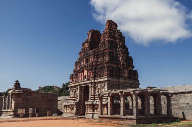 Vijayanagara 'nın kalıntıları Vijayanagara İmparatorluğu' nun eski başkentidir. Hindistan.