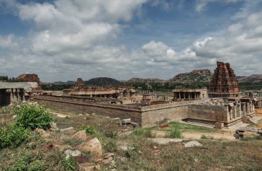 Vijayanagara 'nın kalıntıları Vijayanagara İmparatorluğu' nun eski başkentidir. Hindistan.