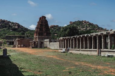 Vijayanagara 'nın kalıntıları Vijayanagara İmparatorluğu' nun eski başkentidir. Hindistan.