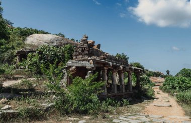 Vijayanagara 'nın kalıntıları Vijayanagara İmparatorluğu' nun eski başkentidir. Hindistan.