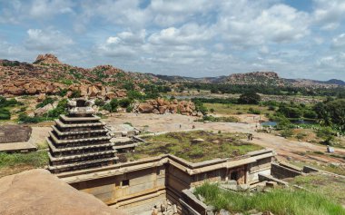 Vijayanagara 'nın kalıntıları Vijayanagara İmparatorluğu' nun eski başkentidir. Hindistan.
