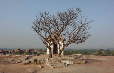 Hemakuta Tepesi Tapınak Kompleksi. Hampi. Hindistan.