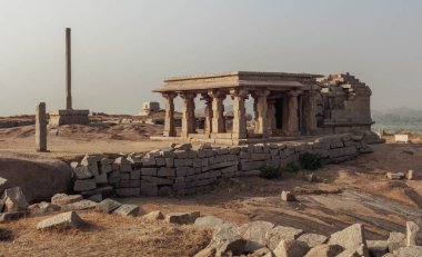 Hemakuta Tepesi Tapınak Kompleksi. Hampi. Hindistan.