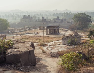 Hemakuta Tepesi Tapınak Kompleksi. Hampi. Hindistan.
