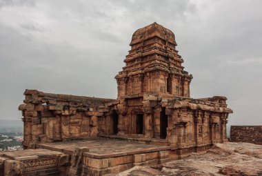 Kuzey Fort, Badami 'deki Yukarı Shivalya Tapınağı. Hindistan