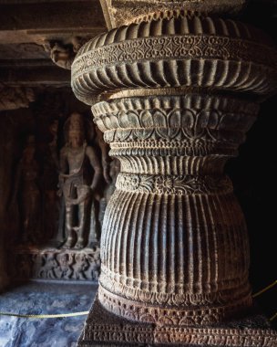 Badami Mağara Tapınakları Hindu, Jain ve Budist mağara tapınaklarının karışımıdır. Hindistan