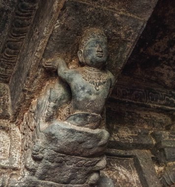 Badami Mağara Tapınakları Hindu, Jain ve Budist mağara tapınaklarının karışımıdır. Hindistan