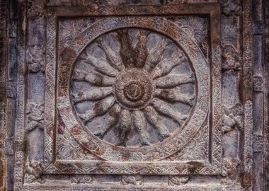 Badami Mağara Tapınakları Hindu, Jain ve Budist mağara tapınaklarının karışımıdır. Hindistan