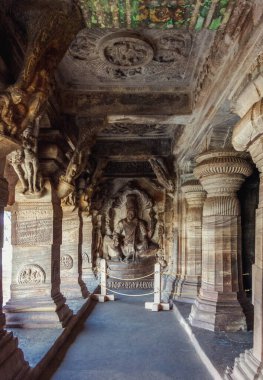 Badami Mağara Tapınakları Hindu, Jain ve Budist mağara tapınaklarının karışımıdır. Hindistan