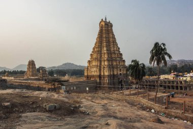 Virupaksha Tapınağı, Shiva 'ya adanmış bir Hindu tapınağıdır..