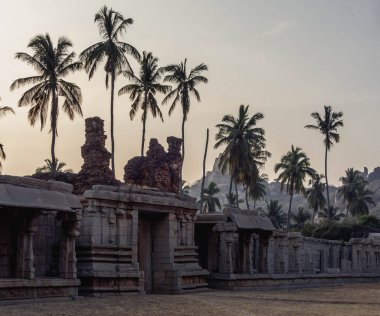 Sabahleyin Karnataka, Hindistan 'daki Hampi köyü yakınlarında Achaturaya tapınağı.