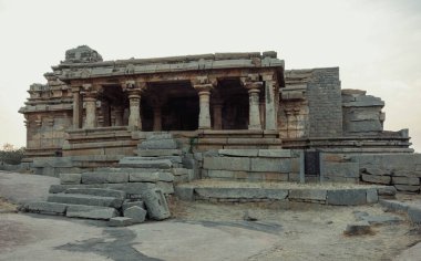 Hemakuta Tepesi Tapınak Kompleksi, Hemakuta Tepesi 'nin yumuşak yamaçlarında. Hampi. Hindistan.