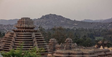 Hemakuta Tepesi Tapınak Kompleksi, Hemakuta Tepesi 'nin yumuşak yamaçlarında. Hampi. Hindistan.