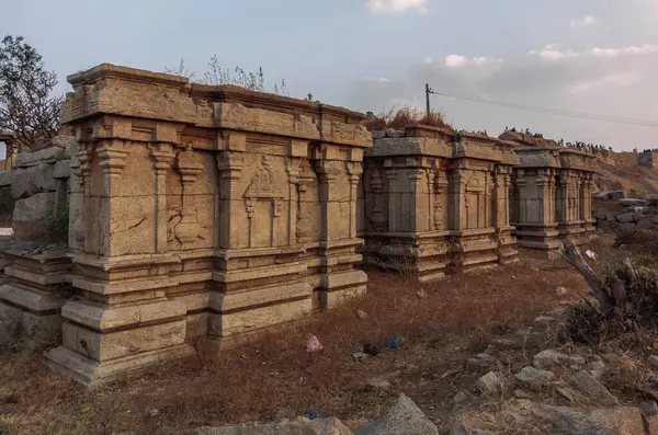 Hemakuta Tepesi Tapınak Kompleksi, Hemakuta Tepesi 'nin yumuşak yamaçlarında. Hampi. Hindistan.