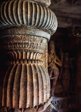 Badami mağara tapınakları, ilk Chalukya hanedanlıklarından kalma mağara tapınağı mimarisine bir örnektir. Hindistan