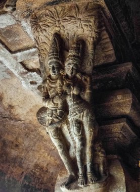 Badami mağara tapınakları, ilk Chalukya hanedanlıklarından kalma mağara tapınağı mimarisine bir örnektir. Hindistan