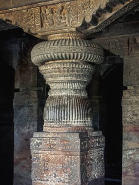 Badami mağara tapınakları, ilk Chalukya hanedanlıklarından kalma mağara tapınağı mimarisine bir örnektir. Hindistan