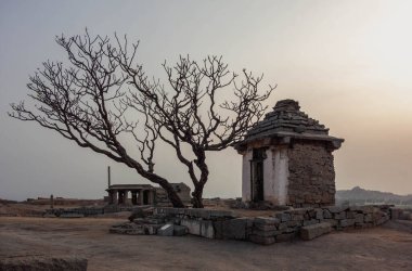 Hemakuta tapınak grubu, Hampi - bir kadim tapınak kümesi. Hindistan