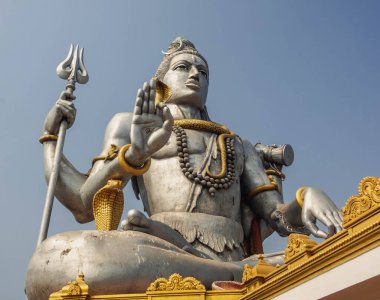 Hindu tanrı Shiva 'nın heykeli dünyanın en uzun ikinci heykelidir. Murdeshwar. Hindistan.