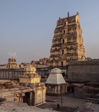 Vijayanagar kalıntıları Karnataka 'nın en ünlü simgesidir. Hindistan