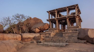 Vijayanagar kalıntıları Karnataka 'nın en ünlü simgesidir. Hindistan