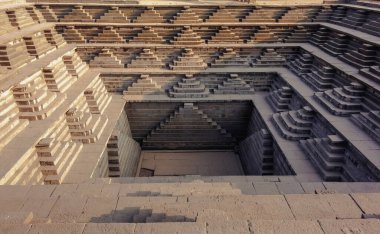 Hampi 'de basamaklı su tankları. Hindistan