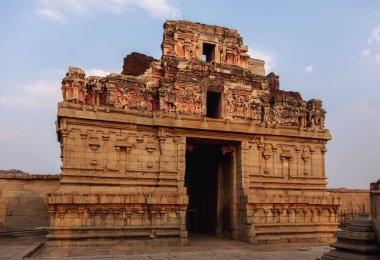 Krishna Tapınağı, Hampi 'deki en saygın ve ünlü tapınaklardan biridir..