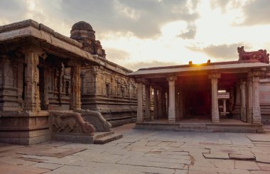 Krishna Tapınağı, Hampi 'deki en saygın ve ünlü tapınaklardan biridir..