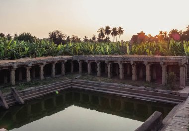 Pushkarani, Hampi 'deki antik zamanların kutsal su tanklarıdır. Hindistan