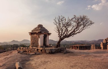 Hemakuta Tepesi anıtları. Hampi. Hindistan.