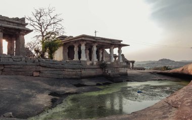 Hemakuta Tepesi anıtları. Hampi. Hindistan.