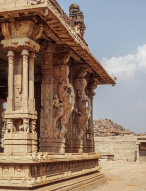 Vittala Tapınağı Hampi cazibesinin merkeziydi, Hampi 'nin en abartılı mimari simgesi..