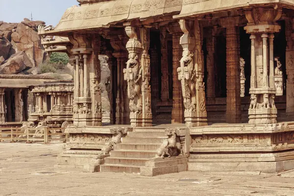 Vittala Tapınağı Hampi cazibesinin merkeziydi, Hampi 'nin en abartılı mimari simgesi..