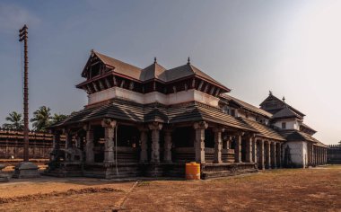 Saavira Kambada ya da Tribhuvana Tilaka Kudamani, Moudabidri, Karnataka, Hindistan 'daki 1000 sütunu ile ünlü bir bazadi veya Jain tapınağıdır.