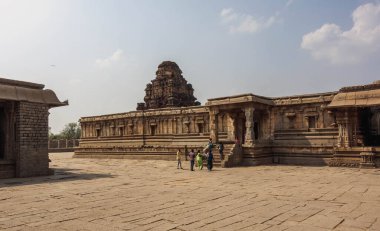 Vittala Tapınağı, Vijayanagara mimarisinin zirvesini temsil eder. Hindistan