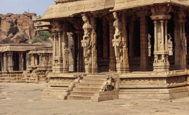 Vittala Tapınağı, Vijayanagara mimarisinin zirvesini temsil eder. Hindistan