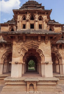 Lotus Mahal, diğer adıyla Kamal Mahal veya Chitragani Mahal, Hindistan 'ın başkenti Hampi' de yer alan bir şehirdir..