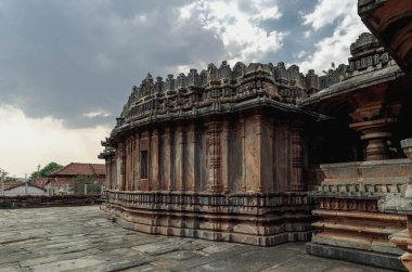 Sri Veeranarayana Swamy Belavadi Tapınağı Hoysala mimarisinin en büyük Hindu tapınağıdır. Hindistan