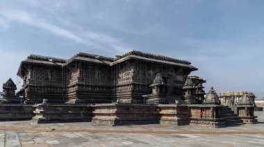 Belur şehri, Hoysala mimarisinin en iyi örneklerinden biri olan Vishnu 'ya adanmış Chennakeshava Tapınağı ile ünlüdür. Hindistan.