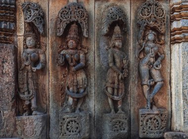 Belur şehri, Hoysala mimarisinin en iyi örneklerinden biri olan Vishnu 'ya adanmış Chennakeshava Tapınağı ile ünlüdür. Hindistan.
