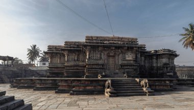 Belur şehri, Hoysala mimarisinin en iyi örneklerinden biri olan Vishnu 'ya adanmış Chennakeshava Tapınağı ile ünlüdür. Hindistan.