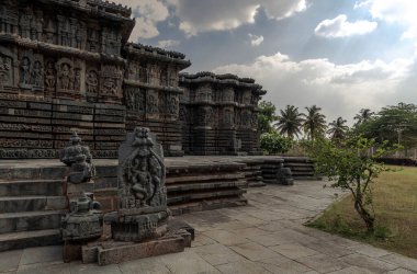Kedareshwara Tapınağı, Hindistan 'ın Karnataka eyaletinin Halebidu şehrinde bulunan Hoysala dönemi bir yapıdır..