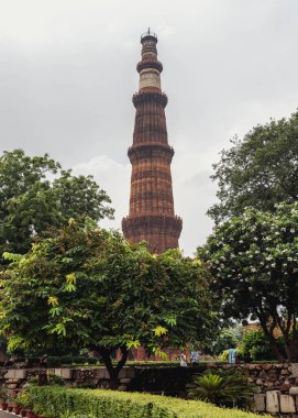 Kutub Minar dünyanın en uzun tuğla minaresidir. Delhi mi? Hindistan.