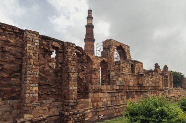 Kutub Minar dünyanın en uzun tuğla minaresidir. Delhi mi? Hindistan.
