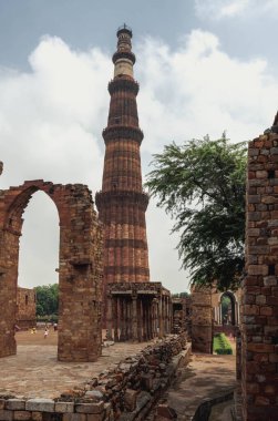 Kutub Minar dünyanın en uzun tuğla minaresidir. Delhi mi? Hindistan.