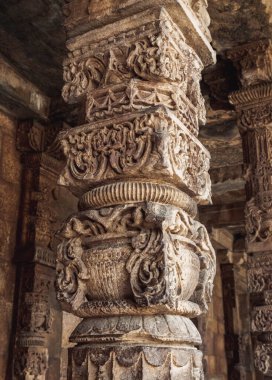 Kutub Minar dünyanın en uzun tuğla minaresidir. Delhi mi? Hindistan.