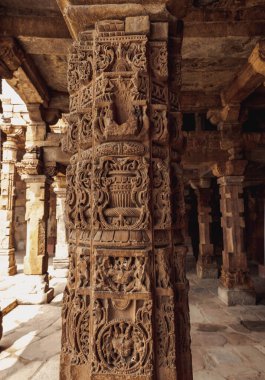 Kutub Minar dünyanın en uzun tuğla minaresidir. Delhi mi? Hindistan.