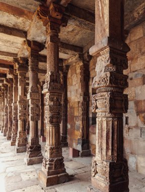 Kutub Minar dünyanın en uzun tuğla minaresidir. Delhi mi? Hindistan.