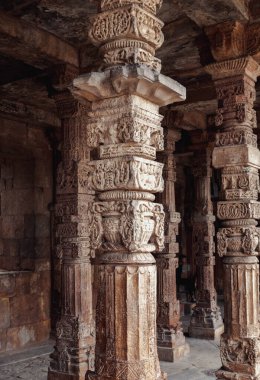 Kutub Minar dünyanın en uzun tuğla minaresidir. Delhi mi? Hindistan.